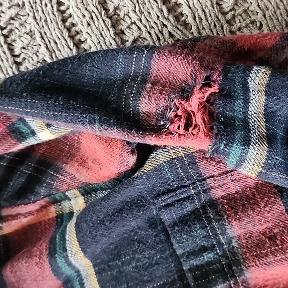 American Eagle Distressed Flannel - Picture 3 of 4